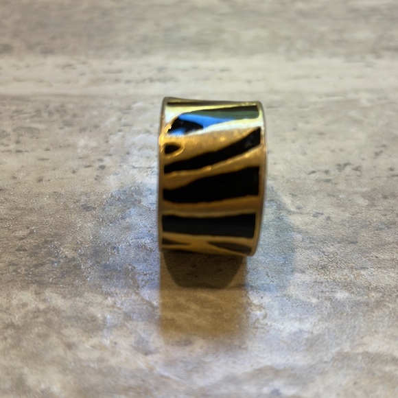 Foxy - Zebra pattered ring. - Picture 2 of 3